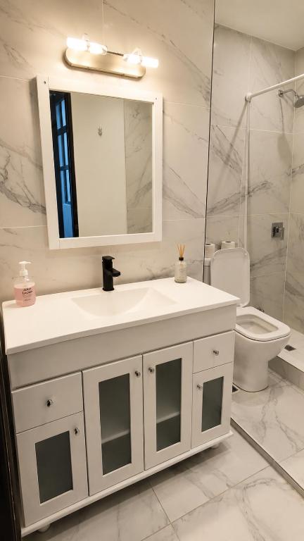 Baño privado suite con mueble vanitory y mármol